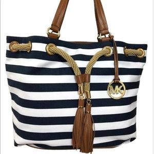 **SOLD Beautiful new Michael Kors purse👜